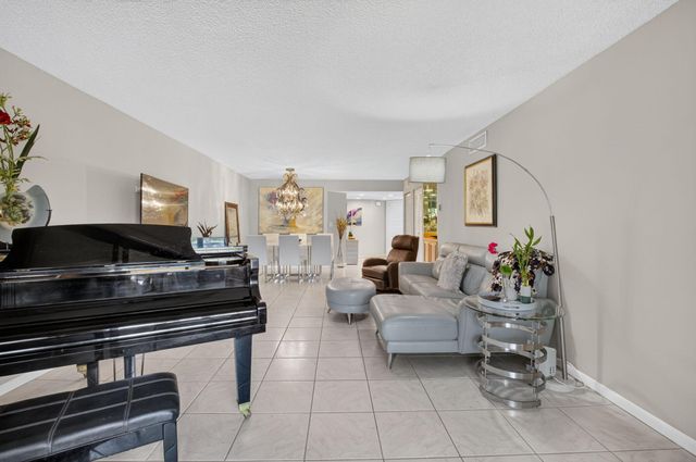 7473 Glendevon Lane 402, Delray Beach, FL 33446