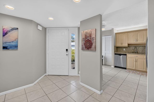 7473 Glendevon Lane 402, Delray Beach, FL 33446