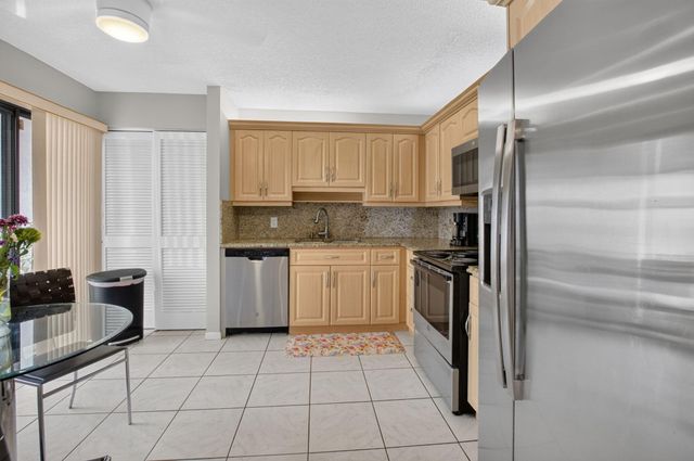 7473 Glendevon Lane 402, Delray Beach, FL 33446