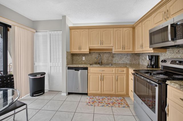 7473 Glendevon Lane 402, Delray Beach, FL 33446
