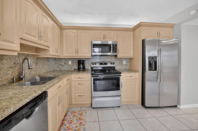 7473 Glendevon Lane 402, Delray Beach, FL 33446