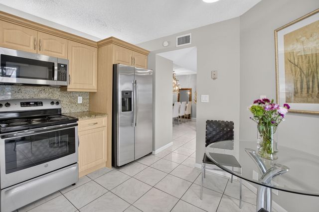 7473 Glendevon Lane 402, Delray Beach, FL 33446