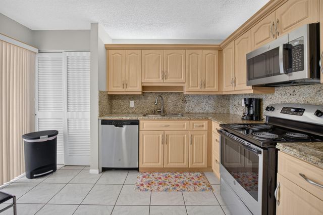 7473 Glendevon Lane 402, Delray Beach, FL 33446