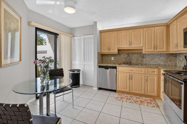 7473 Glendevon Lane 402, Delray Beach, FL 33446