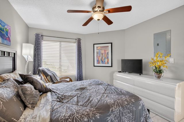 7473 Glendevon Lane 402, Delray Beach, FL 33446