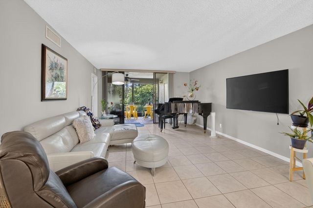 7473 Glendevon Lane 402, Delray Beach, FL 33446