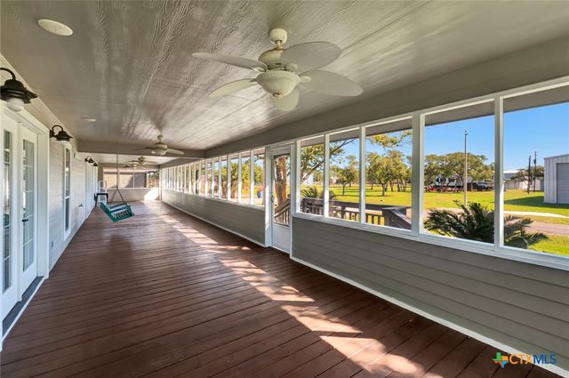 612 W Jackson Avenue, Port O'connor, TX 77982