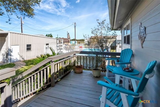 612 W Jackson Avenue, Port O'connor, TX 77982