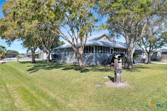 612 W Jackson Avenue, Port O'connor, TX 77982
