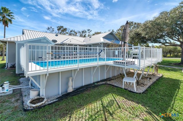 612 W Jackson Avenue, Port O'connor, TX 77982