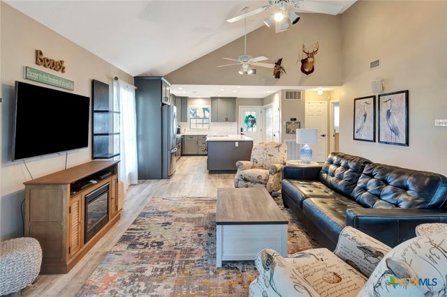 612 W Jackson Avenue, Port O'connor, TX 77982