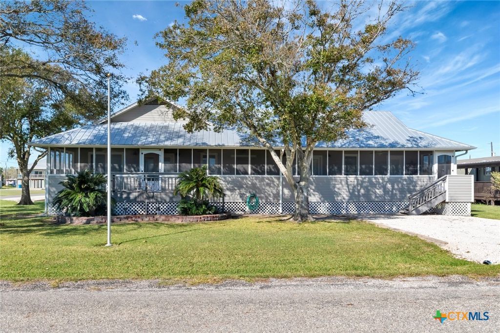 612 W Jackson Avenue, Port O'connor, TX 77982