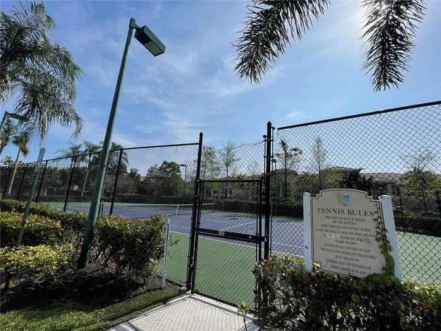 5025 Wiles Rd 303, Coconut Creek, FL 33073
