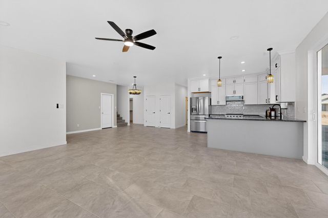 421 9th Avenue NE, Rio Rancho, NM 87124