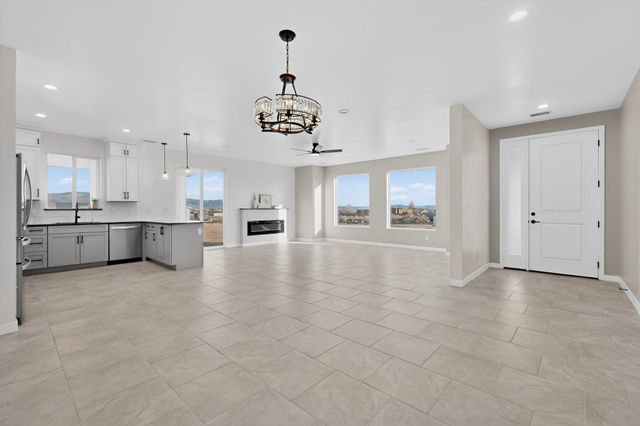 421 9th Avenue NE, Rio Rancho, NM 87124