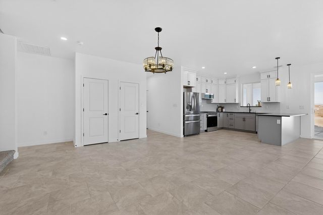 421 9th Avenue NE, Rio Rancho, NM 87124