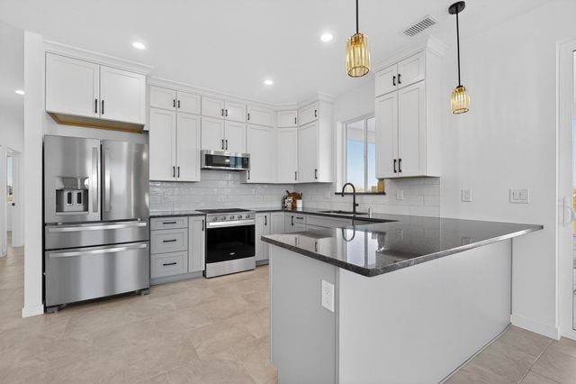 421 9th Avenue NE, Rio Rancho, NM 87124