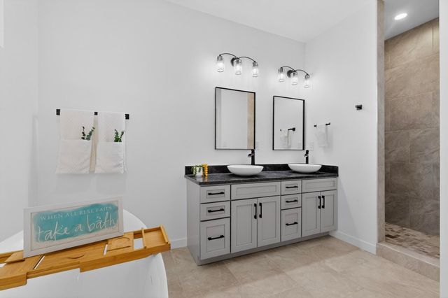 421 9th Avenue NE, Rio Rancho, NM 87124