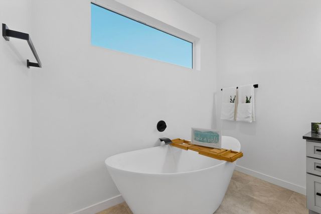 421 9th Avenue NE, Rio Rancho, NM 87124