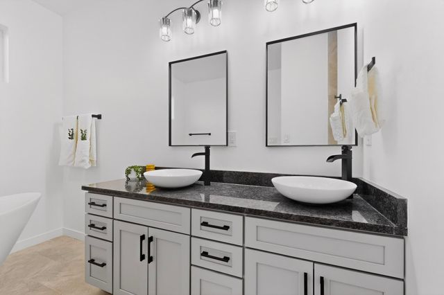 421 9th Avenue NE, Rio Rancho, NM 87124