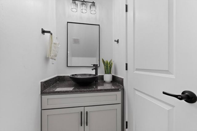 421 9th Avenue NE, Rio Rancho, NM 87124