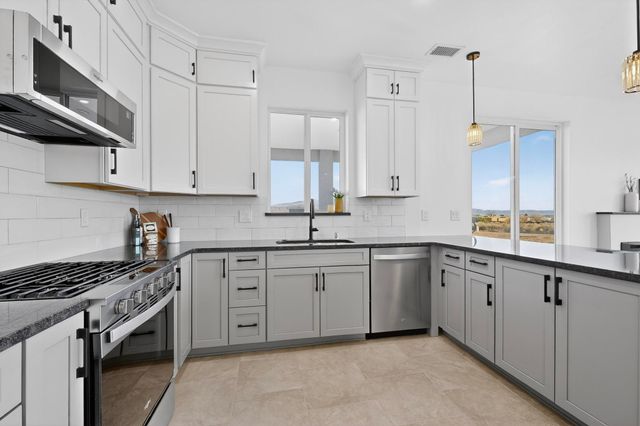 421 9th Avenue NE, Rio Rancho, NM 87124