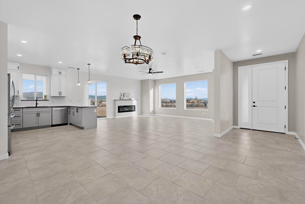 Image 11 of property listing at 421 9th Avenue NE, Rio Rancho, NM 87124