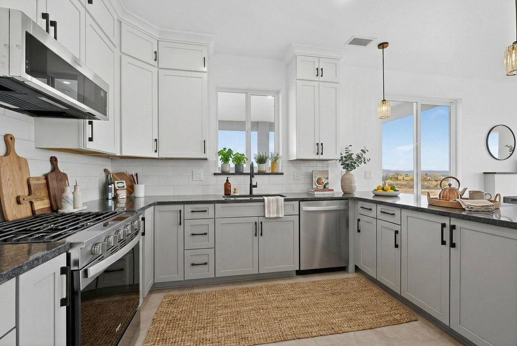 Image 12 of property listing at 421 9th Avenue NE, Rio Rancho, NM 87124