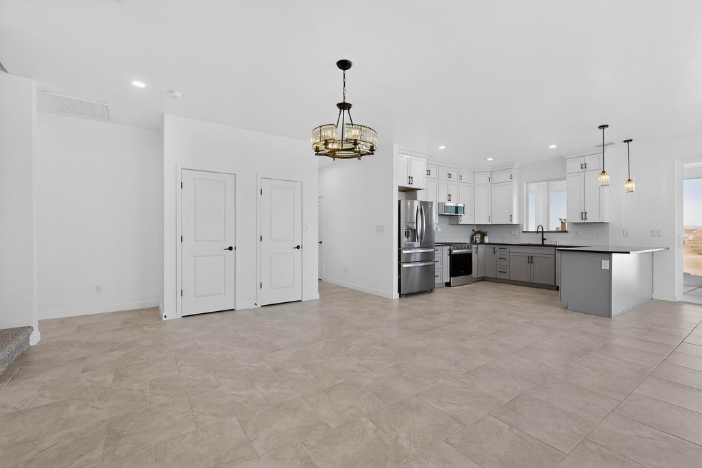 Image 13 of property listing at 421 9th Avenue NE, Rio Rancho, NM 87124