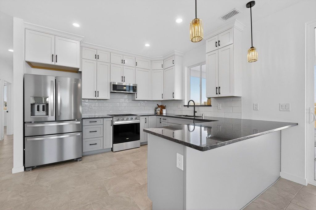 Image 14 of property listing at 421 9th Avenue NE, Rio Rancho, NM 87124