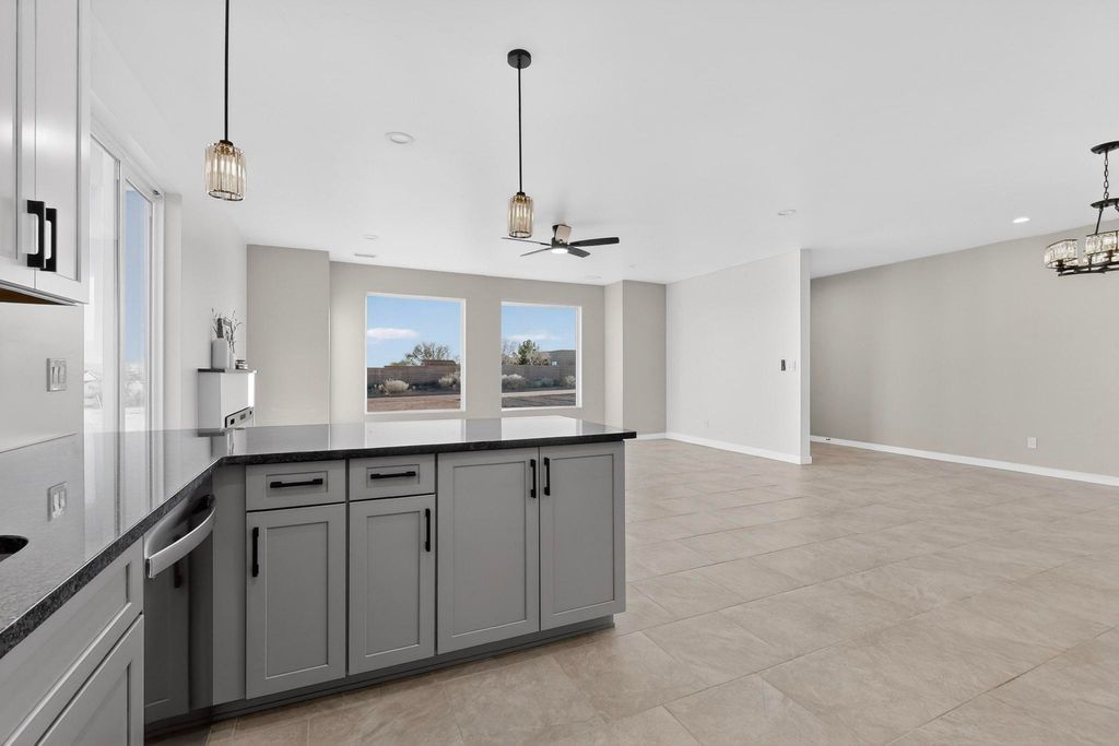 Image 15 of property listing at 421 9th Avenue NE, Rio Rancho, NM 87124