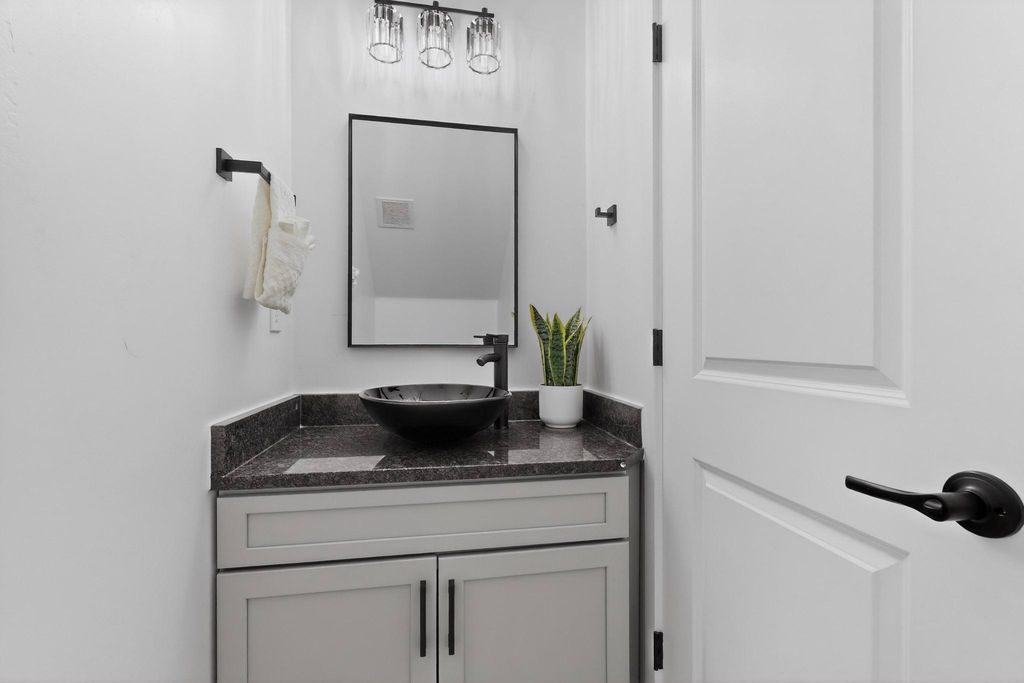 Image 42 of property listing at 421 9th Avenue NE, Rio Rancho, NM 87124