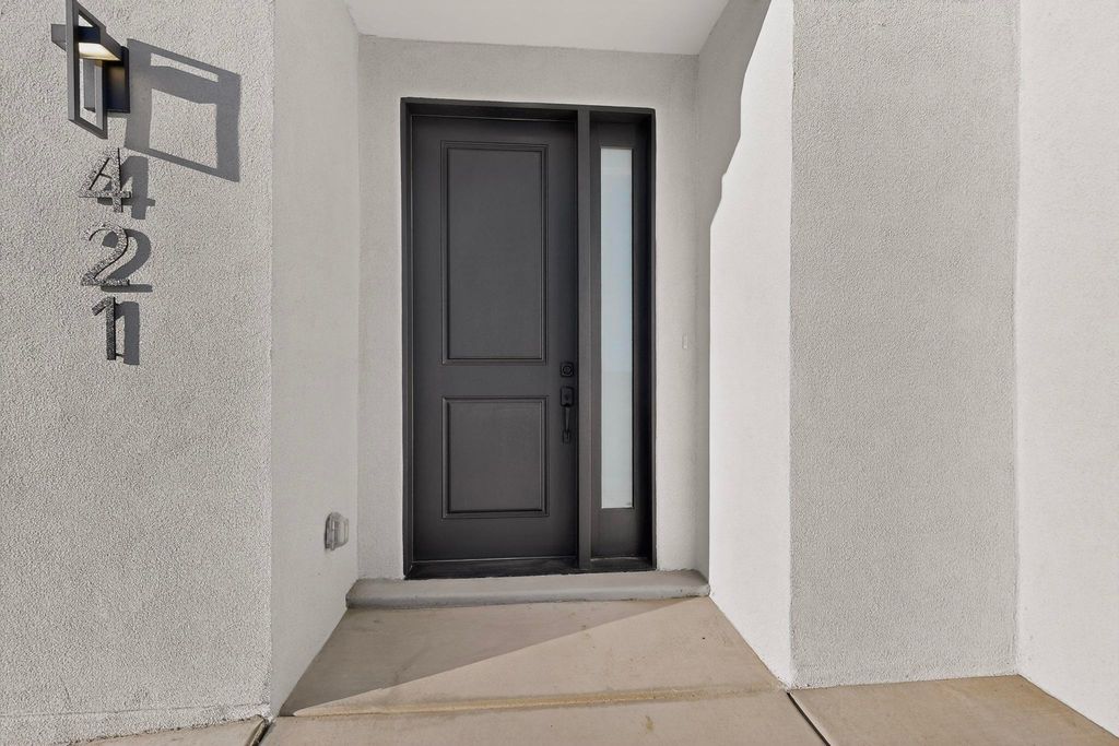 Image 7 of property listing at 421 9th Avenue NE, Rio Rancho, NM 87124