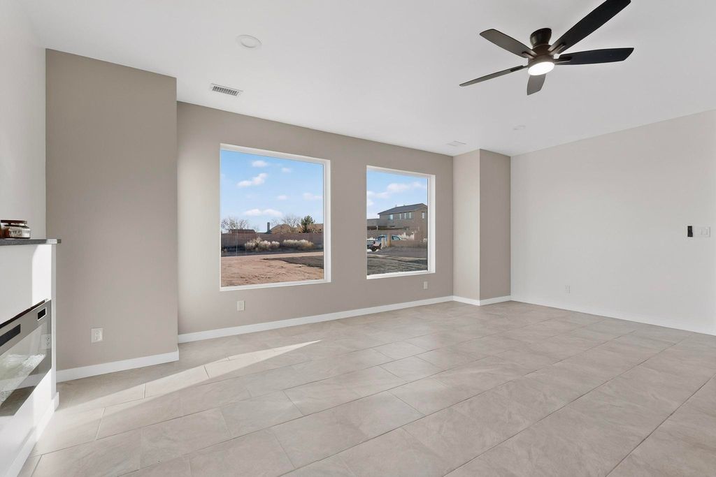 Image 9 of property listing at 421 9th Avenue NE, Rio Rancho, NM 87124