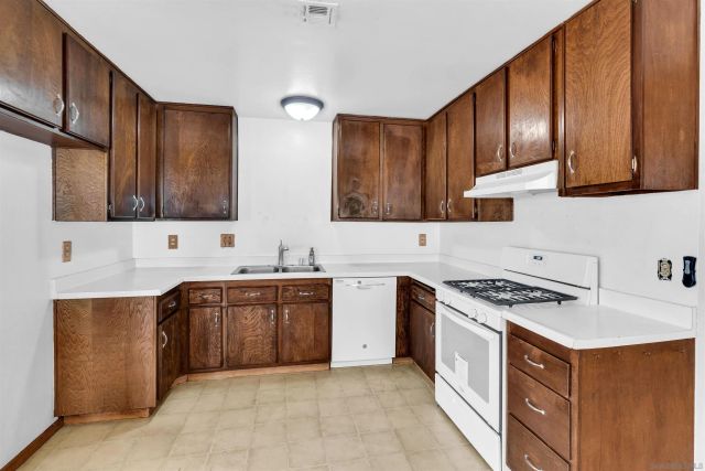 901 Saint George Ct, Spring Valley, CA 91977