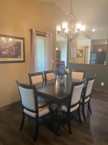 1807 BLUFF POINTE DR, Columbia, MO 65201