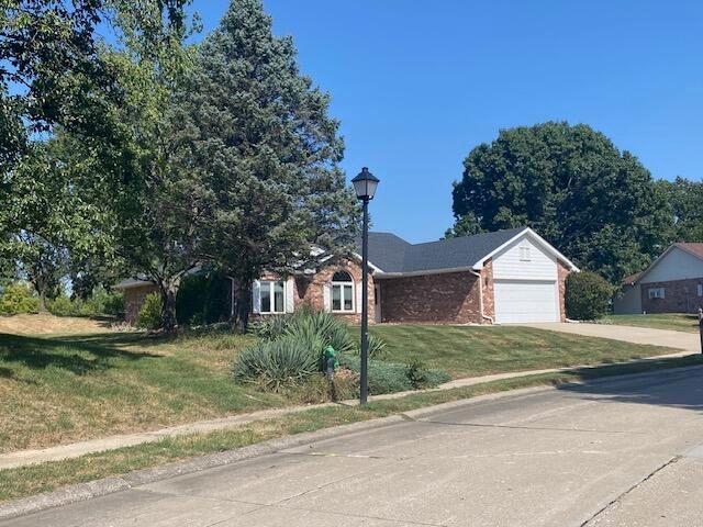 1807 BLUFF POINTE DR, Columbia, MO 65201