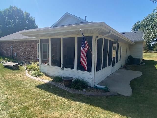 1807 BLUFF POINTE DR, Columbia, MO 65201