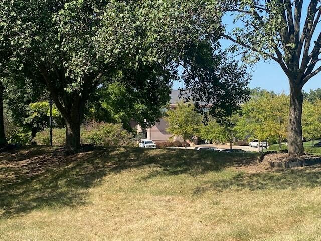 1807 BLUFF POINTE DR, Columbia, MO 65201