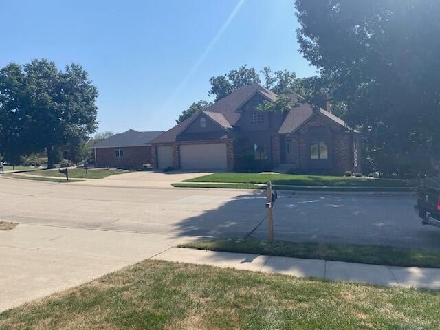 1807 BLUFF POINTE DR, Columbia, MO 65201