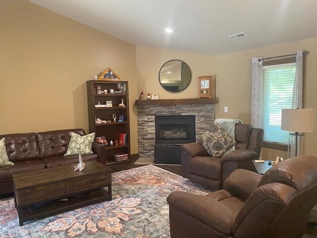 1807 BLUFF POINTE DR, Columbia, MO 65201