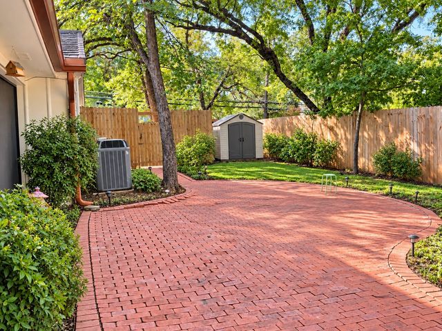 1650 Azteca Drive, Fort Worth, TX 76112