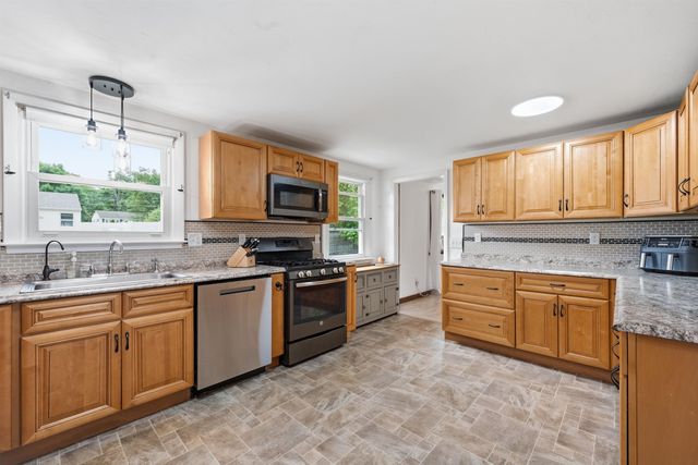 2 Iroquois Road, Nashua, NH 03063