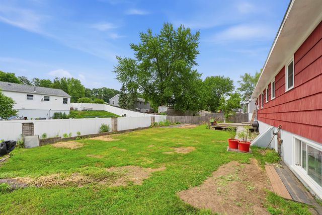 2 Iroquois Road, Nashua, NH 03063