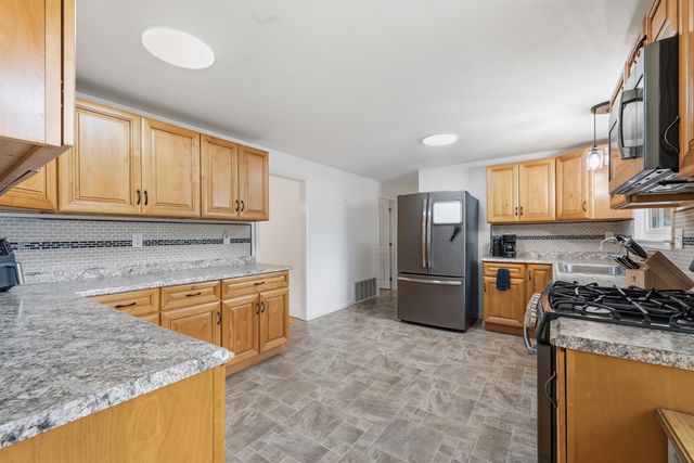2 Iroquois Road, Nashua, NH 03063