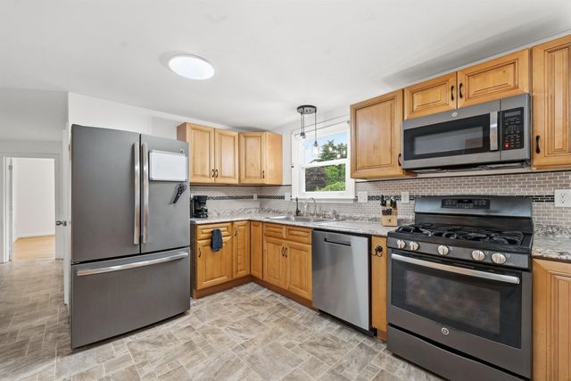 2 Iroquois Road, Nashua, NH 03063