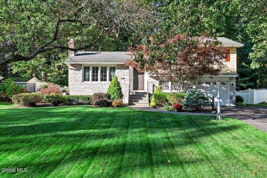 52 Scotchpine Drive, Voorheesville, NY 12186