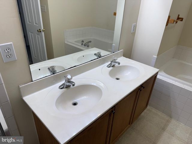 48 HOLMES DR, Charles Town, WV 25414