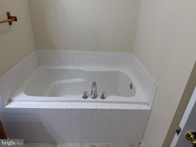48 HOLMES DR, Charles Town, WV 25414