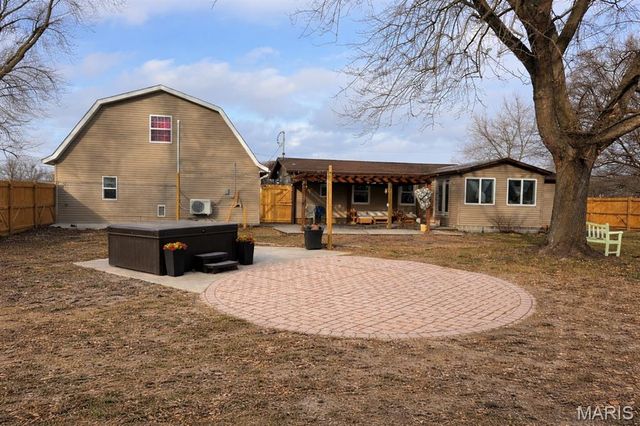 409 W Jefferson Avenue, Patoka, IL 62875